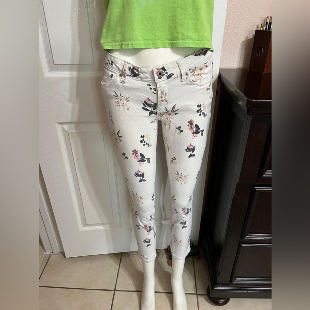 (15) Lucky Brand White Floral Jeans
